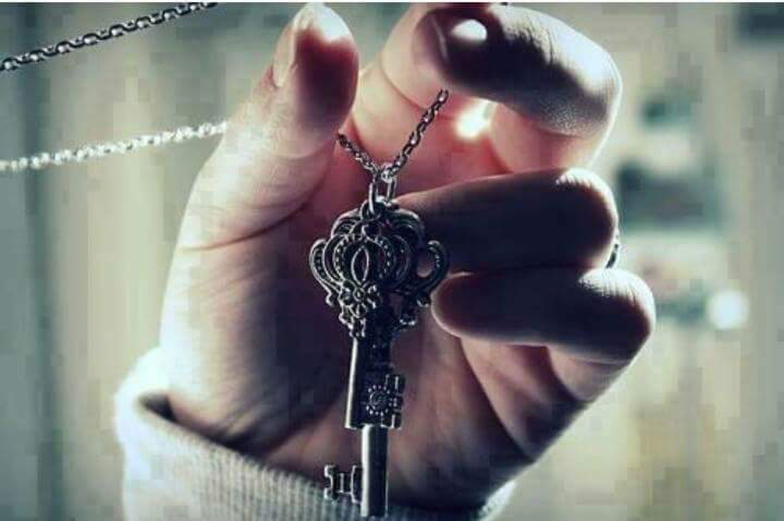 Терпеть терять терять. Красивые ключи. Красивый ключ в руке. Ключ от сердца. Фотосессия с ключом.